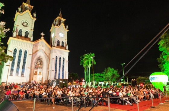 Em Frutal, Cine Família na Praça atrai 800 pessoas
